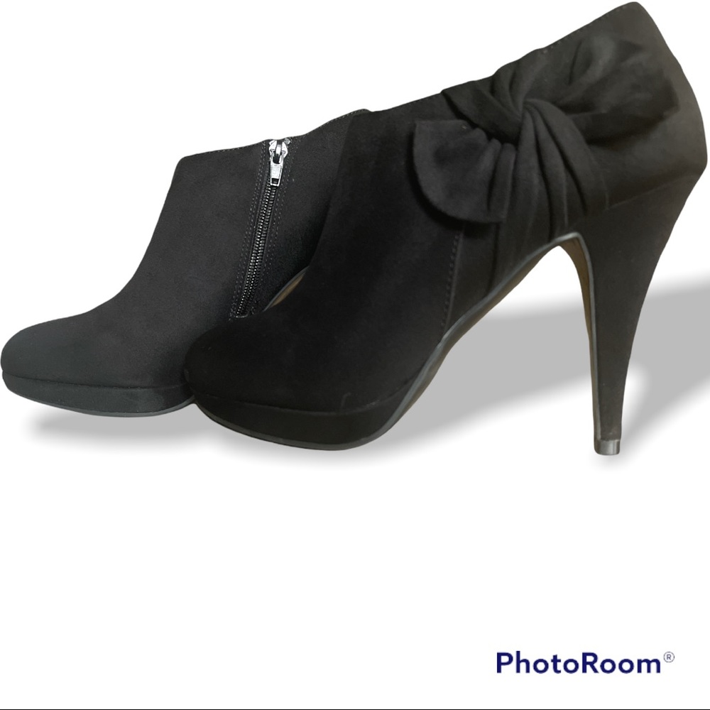 High heels size 8.5 or 9 Color Black , Material Flannel Wear only once on lawn